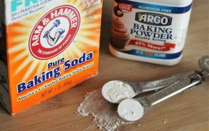 Làm trắng dây chuyền bạc bằng baking soda và giấm