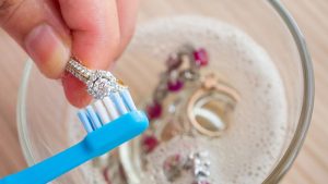 Làm trắng dây chuyền bạc bằng kem đánh răng