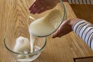 Làm trắng dây chuyền bạc bằng nước vo gạo
