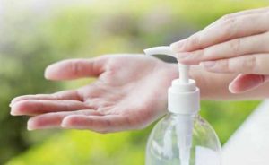 Làm trắng dây chuyền bạc bằng nước rửa tay